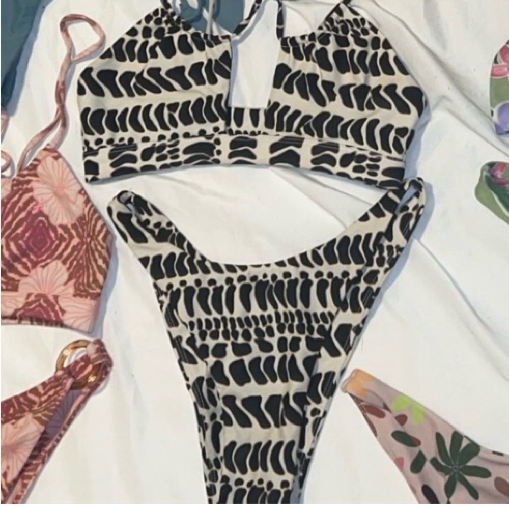 Selling a benoa Hebrew cone set. Open to trades for same print (M/L). Commentplz